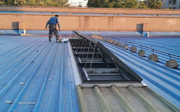 某区域性物流仓储中心绥德排烟窗系统安装项目